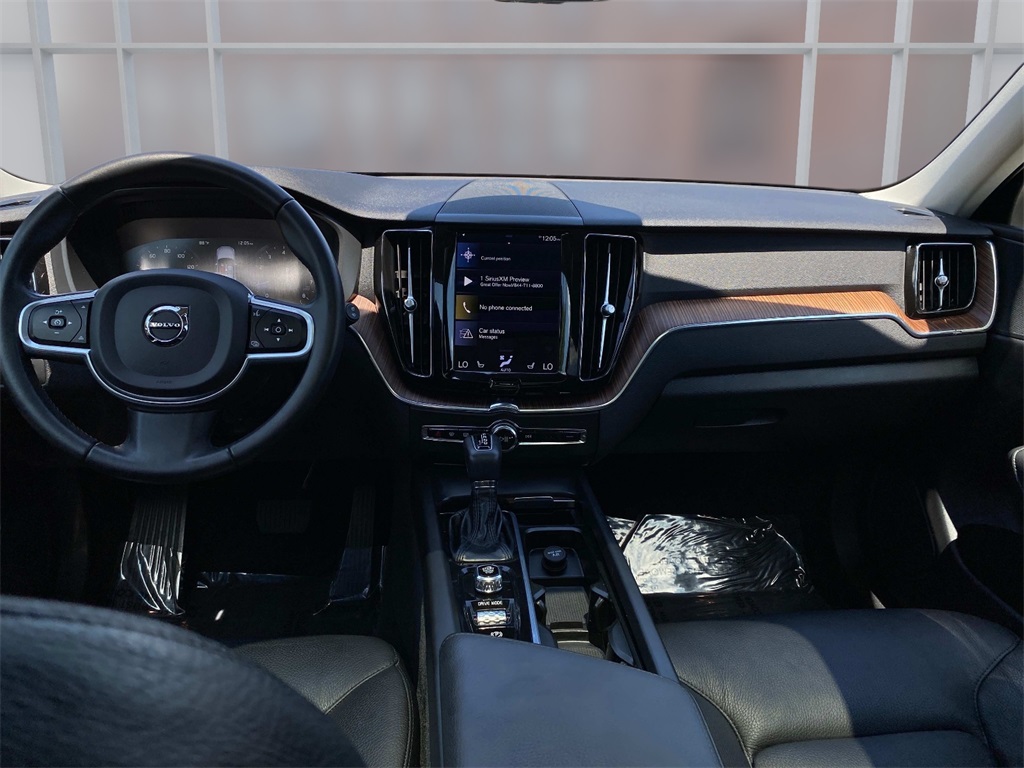 2021 Black Volvo XC60 T5 Momentum AWD SUV