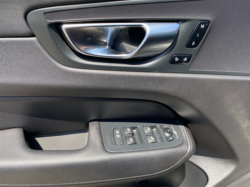 2021 Black Volvo XC60 T5 Momentum AWD SUV