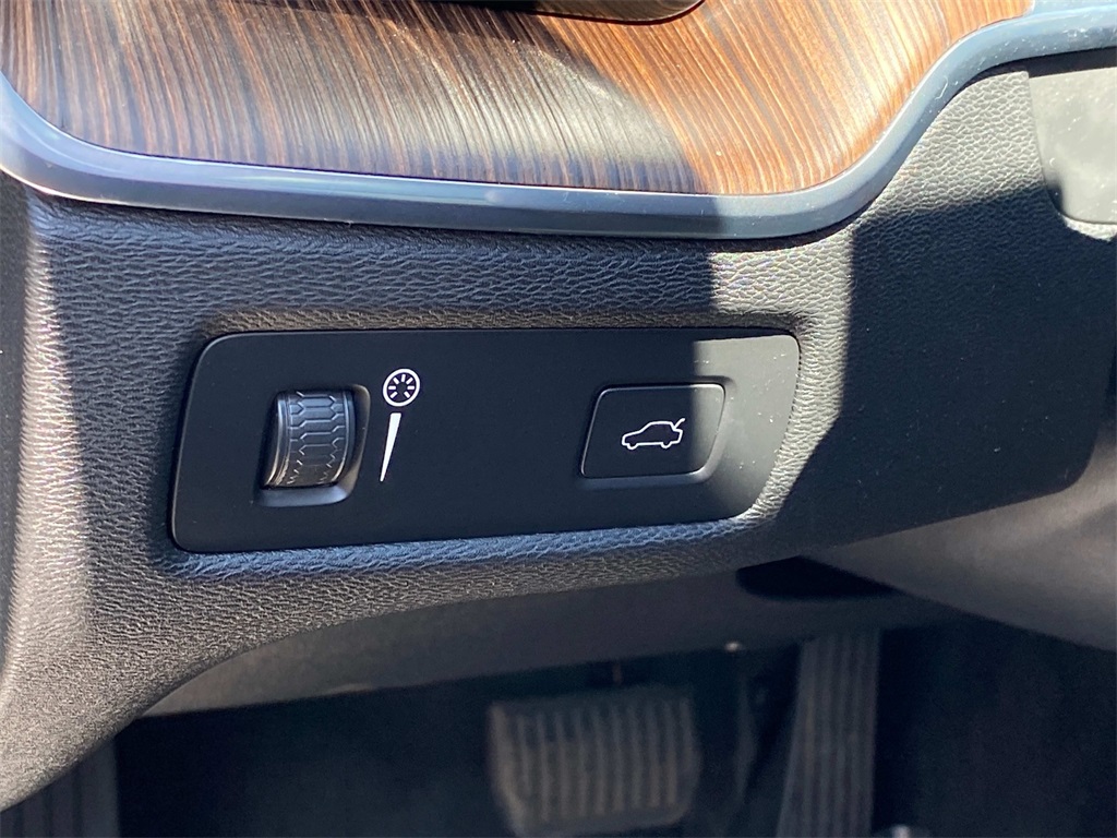 2021 Black Volvo XC60 T5 Momentum AWD SUV