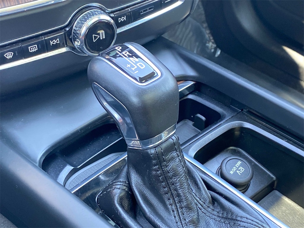 2021 Black Volvo XC60 T5 Momentum AWD SUV