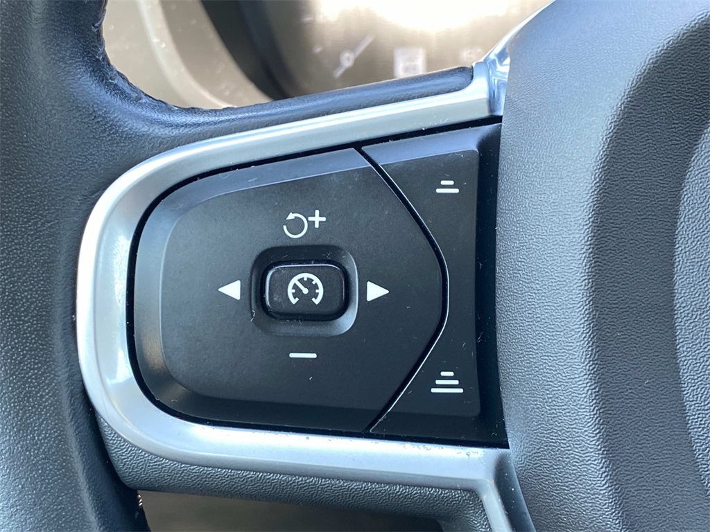 2021 Black Volvo XC60 T5 Momentum AWD SUV