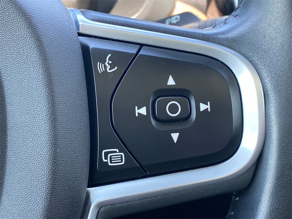 2021 Black Volvo XC60 T5 Momentum AWD SUV