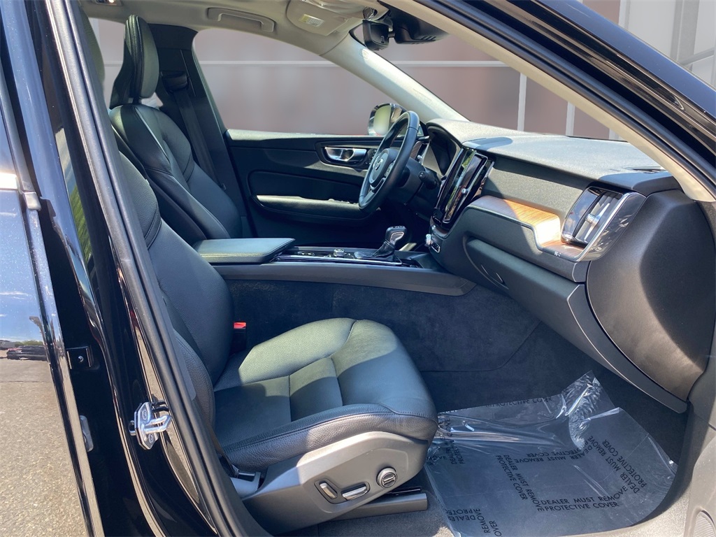 2021 Black Volvo XC60 T5 Momentum AWD SUV