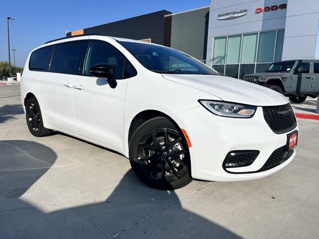 2026 Chrysler Pacifica Select's photo