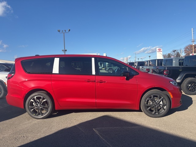 2026 Chrysler Pacifica photo 2