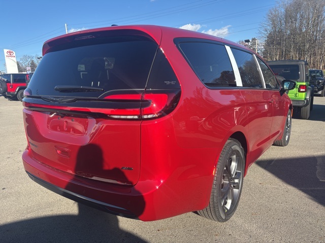 2026 Chrysler Pacifica photo 3