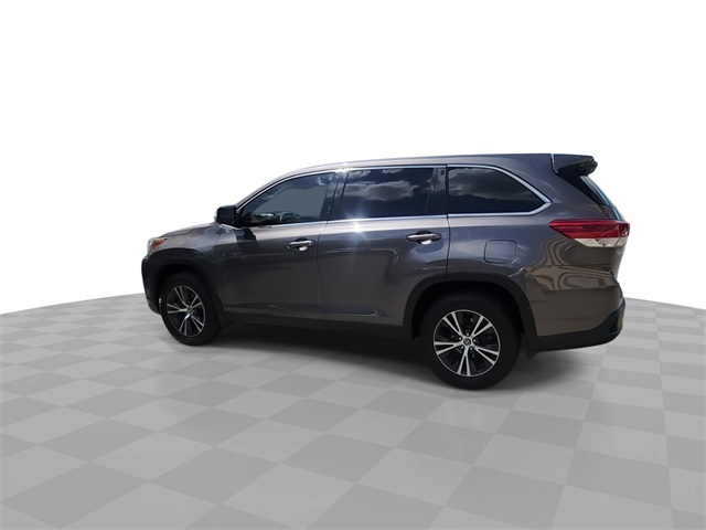 2019 Toyota Highlander LE photo 3