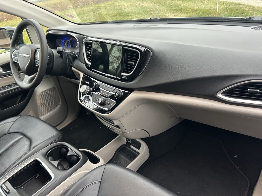 used 2024 Chrysler Pacifica car, priced at $27,500