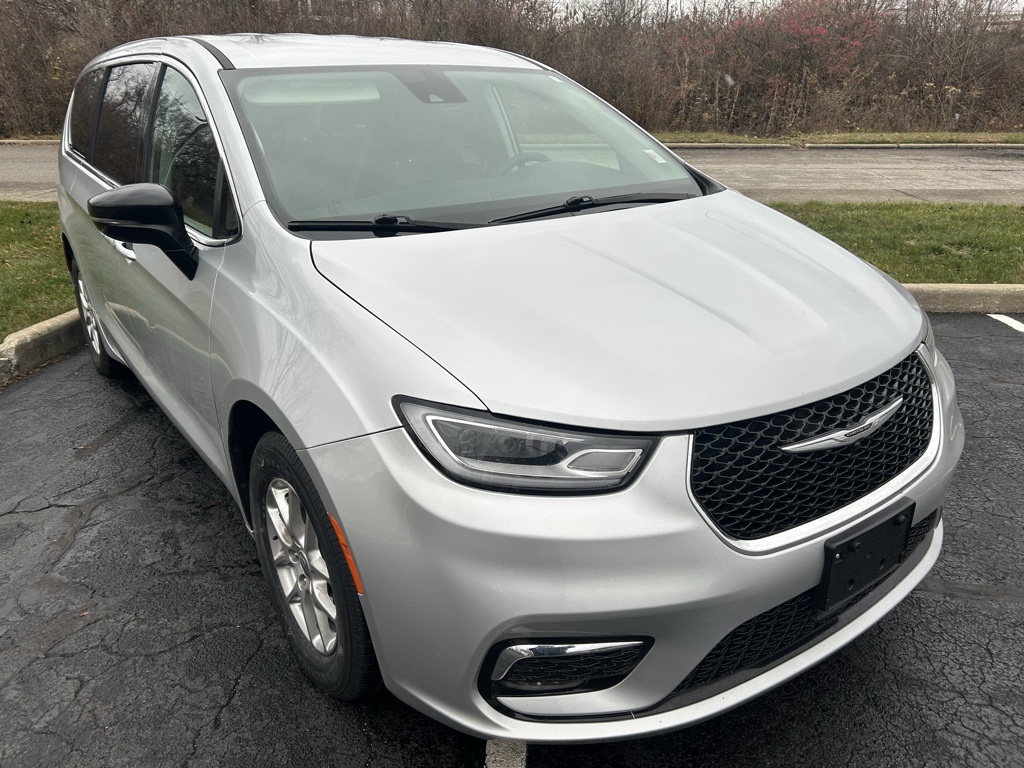 used 2024 Chrysler Pacifica car, priced at $27,500