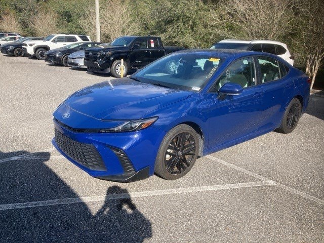 2025 Toyota Camry SE's photo