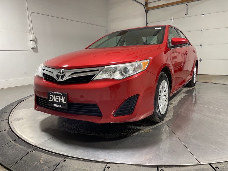 2014 Toyota Camry LE photo 3
