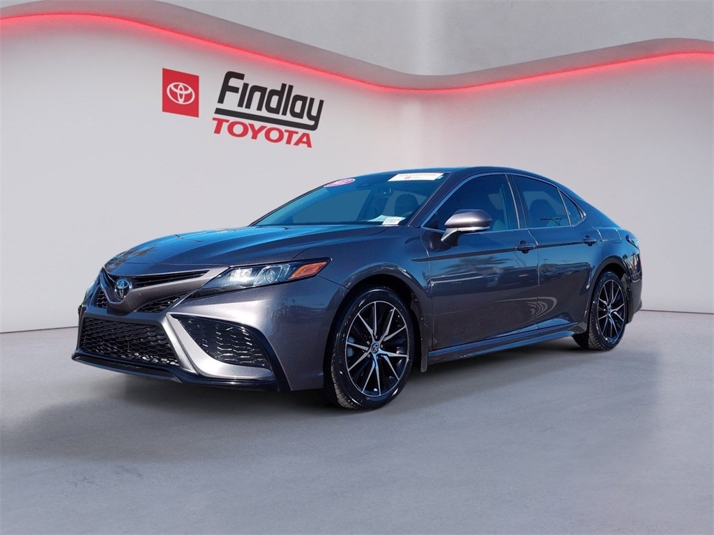 2022 Toyota Camry SE's photo
