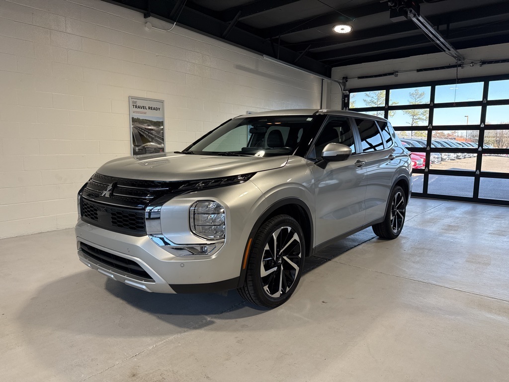 2024 Mitsubishi Outlander SE's photo