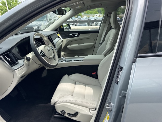 2025 Volvo XC60 B5 photo 9