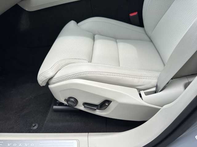 2025 Volvo XC60 B5 photo 10