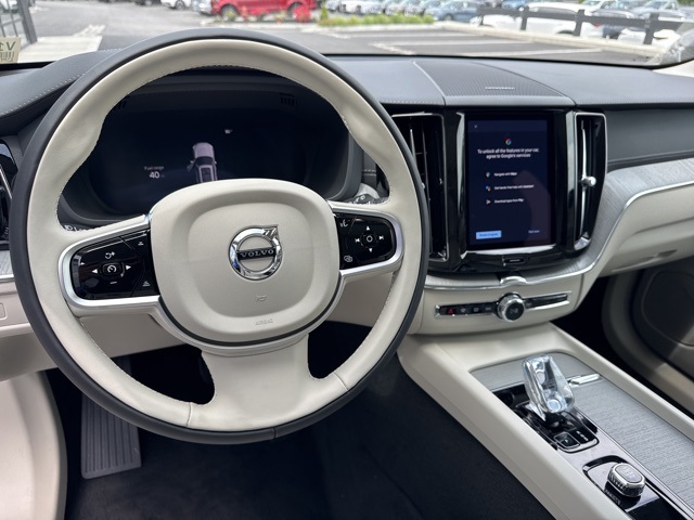 2025 Volvo XC60 B5 photo 12