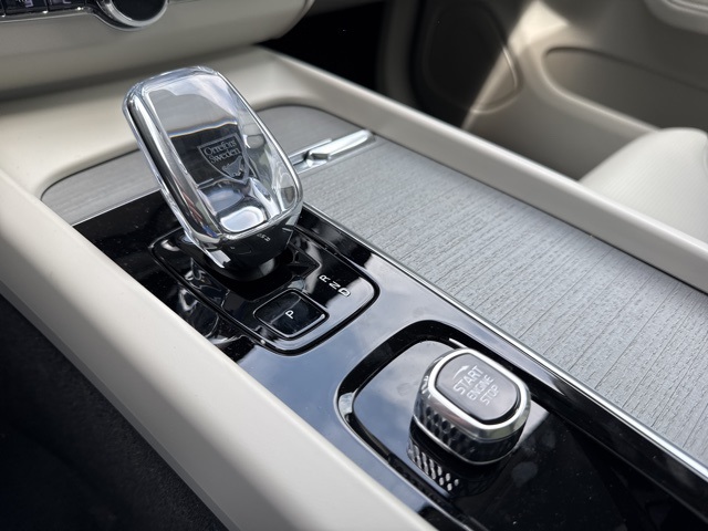 2025 Volvo XC60 B5 photo 16
