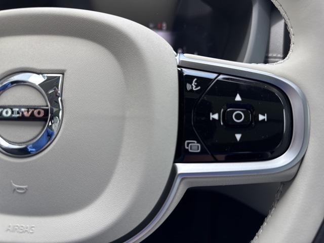 2025 Volvo XC60 B5 photo 17