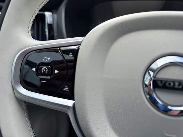 2025 Volvo XC60 B5 photo 18