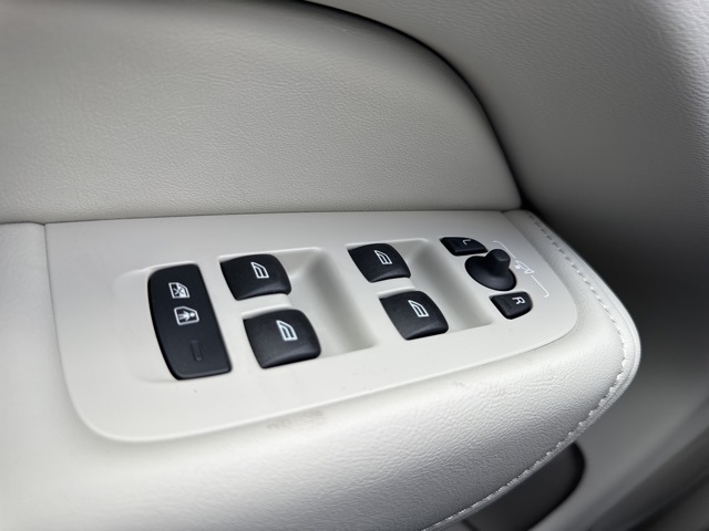 2025 Volvo XC60 B5 photo 19