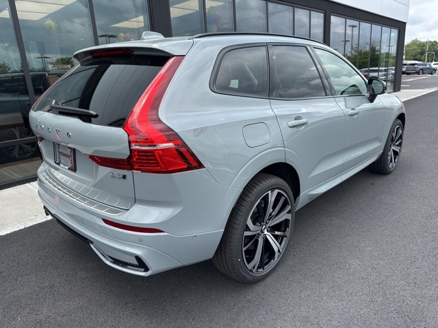2025 Volvo XC60 B5 photo 2