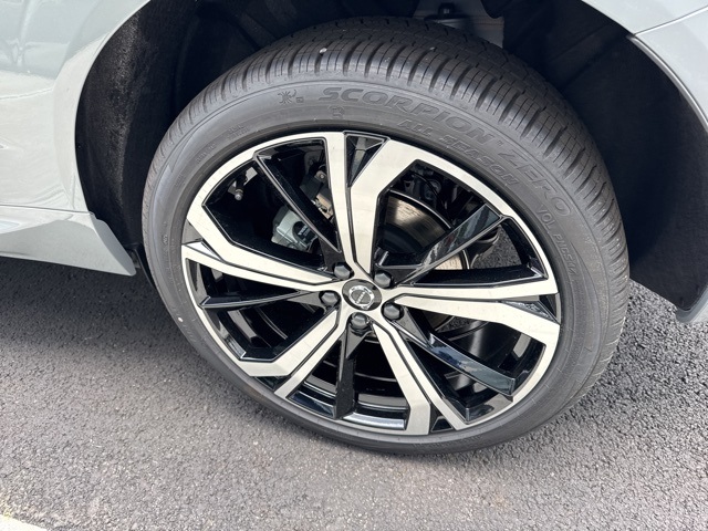 2025 Volvo XC60 B5 photo 5