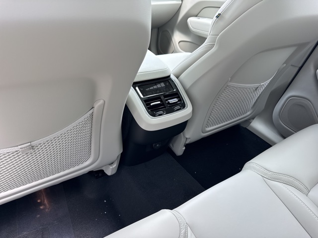 2025 Volvo XC60 B5 photo 7