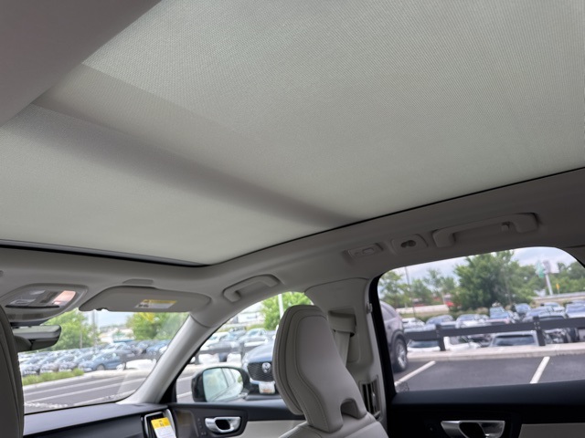 2025 Volvo XC60 B5 photo 8