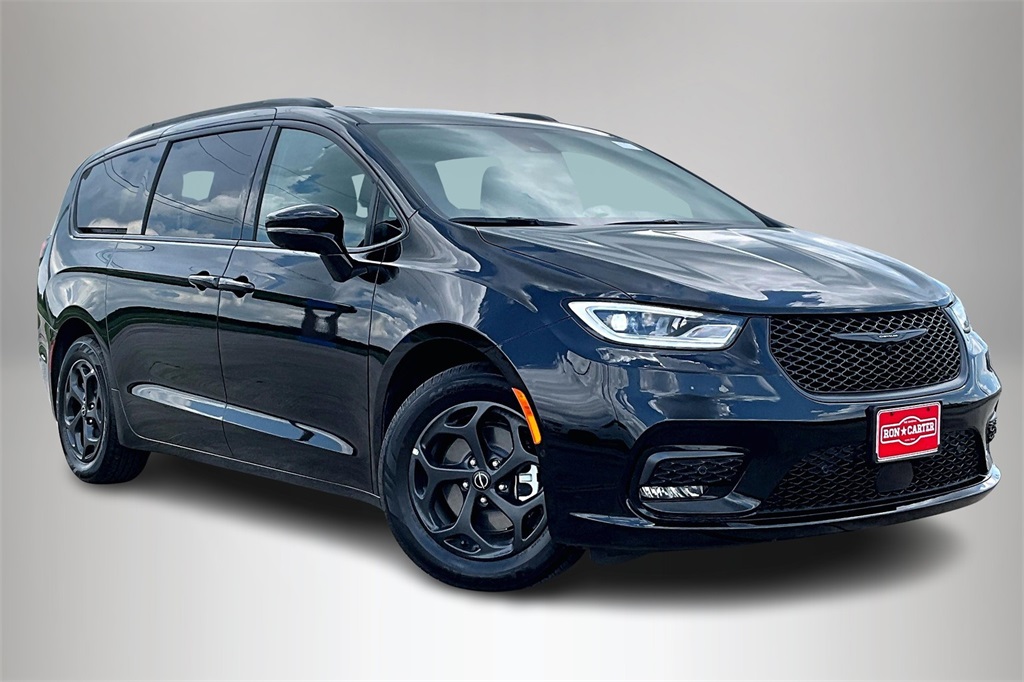 2025 Chrysler Pacifica PHEV Select's photo
