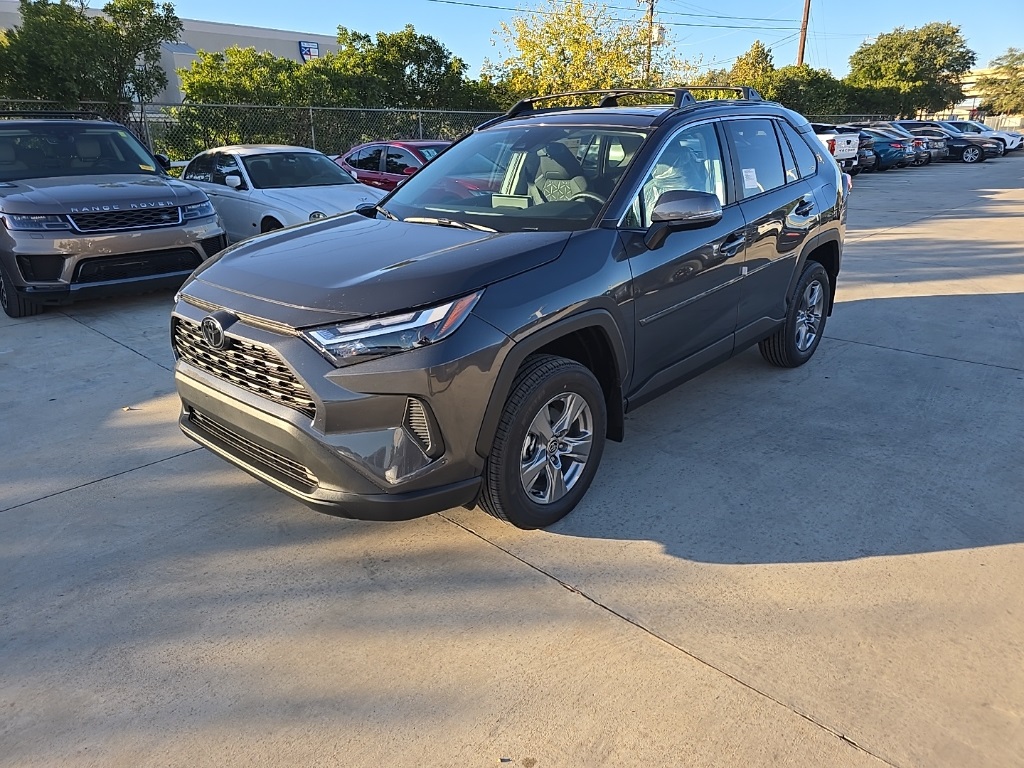 2025 Toyota RAV4 XLE's photo