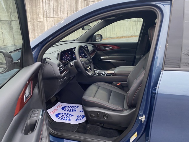 used 2024 Chevrolet Traverse car, priced at $39,995