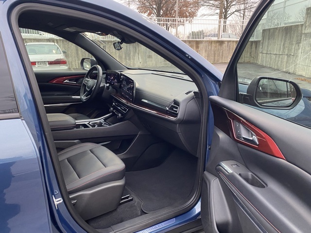 used 2024 Chevrolet Traverse car, priced at $39,995