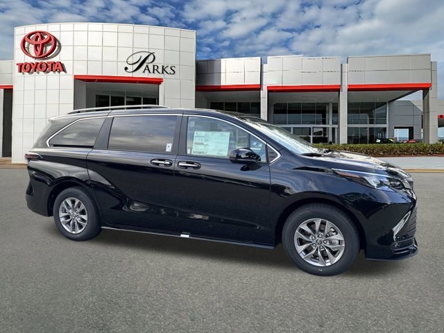 2026 Toyota Sienna XLE's photo