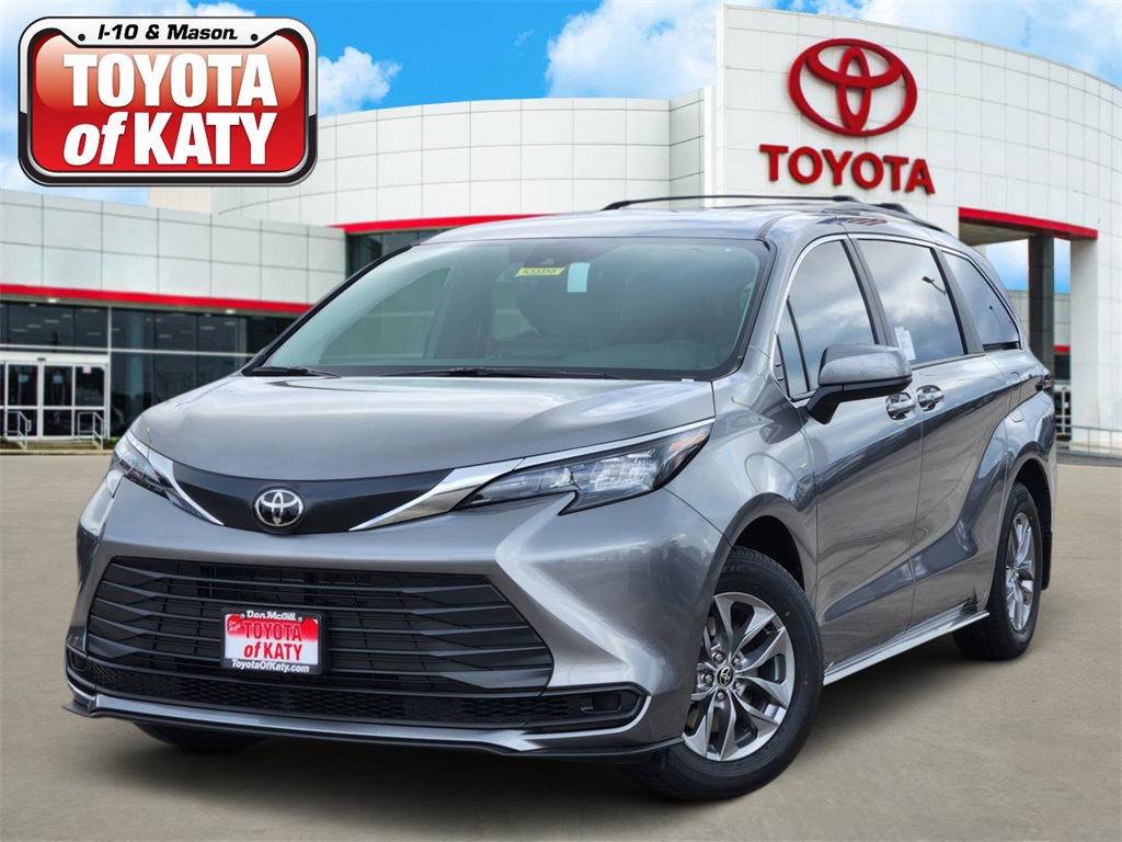2026 Toyota Sienna LE's photo