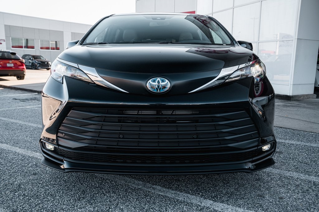 2025 Toyota Sienna XLE photo 2