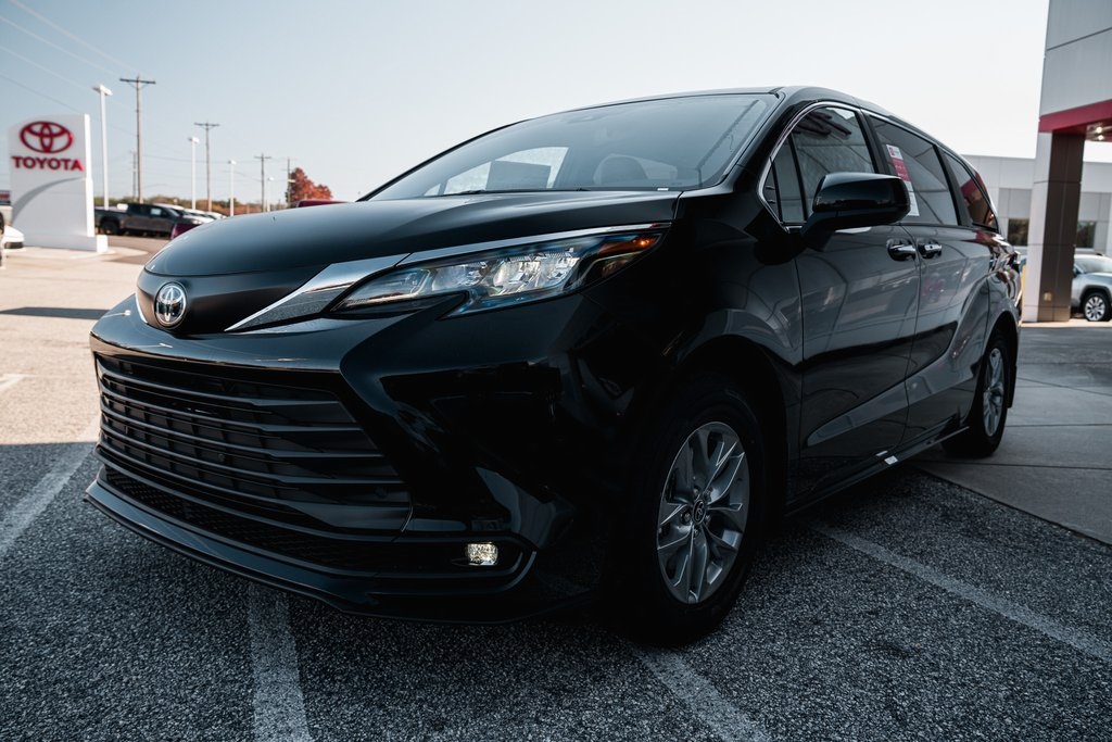 2025 Toyota Sienna XLE photo 3