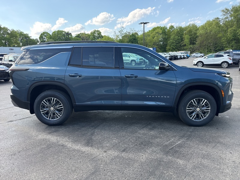 2025 Chevrolet Traverse photo 2