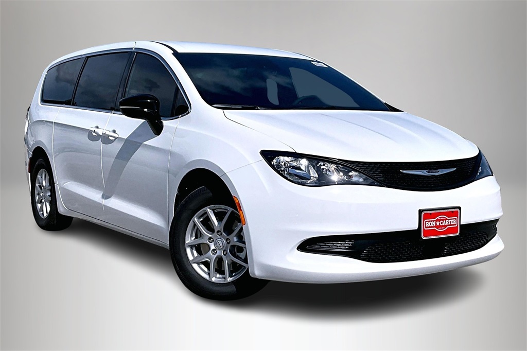 2025 Chrysler Voyager LX's photo
