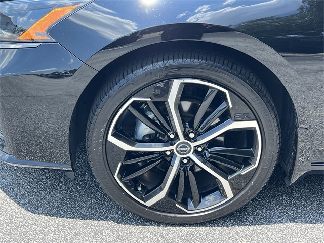 2024 Super Black Clearcoat Nissan Altima 2.5 SR FWD Sedan