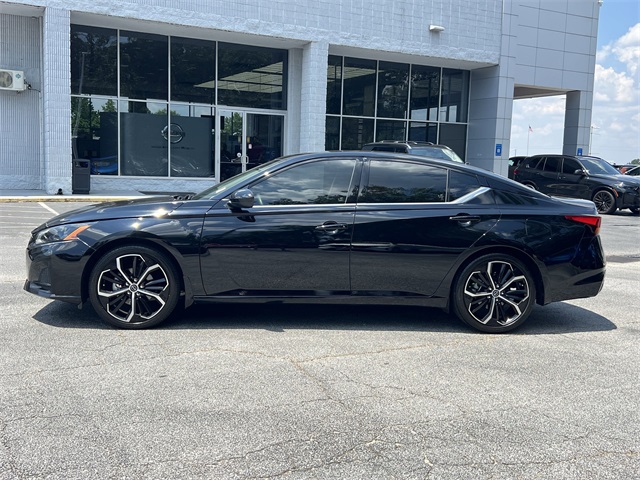 2024 Super Black Clearcoat Nissan Altima 2.5 SR FWD Sedan