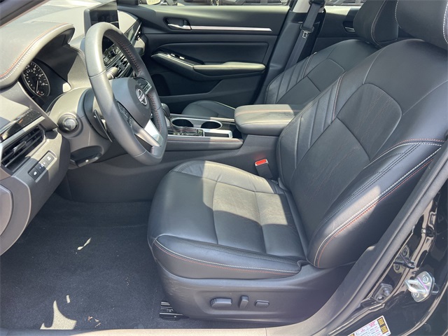 2024 Super Black Clearcoat Nissan Altima 2.5 SR FWD Sedan