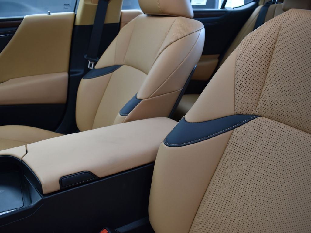 2024 White Lexus ES 350 FWD Sedan