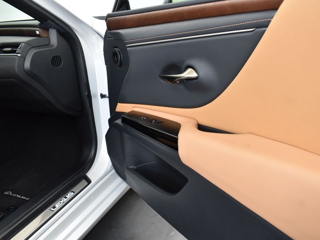 2024 White Lexus ES 350 FWD Sedan