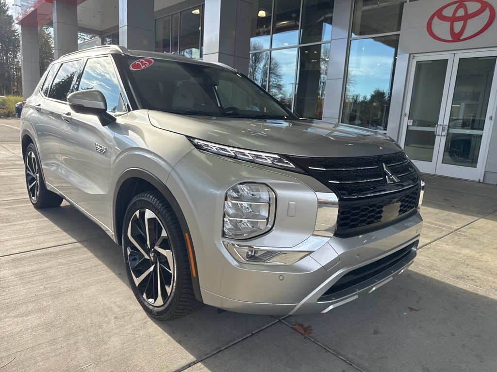 2023 Mitsubishi Outlander Plug-In Hybrid SEL's photo
