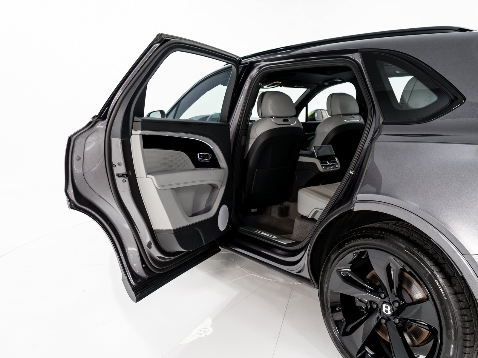 2025 Bentley Bentayga EWB Azure V8 photo 18