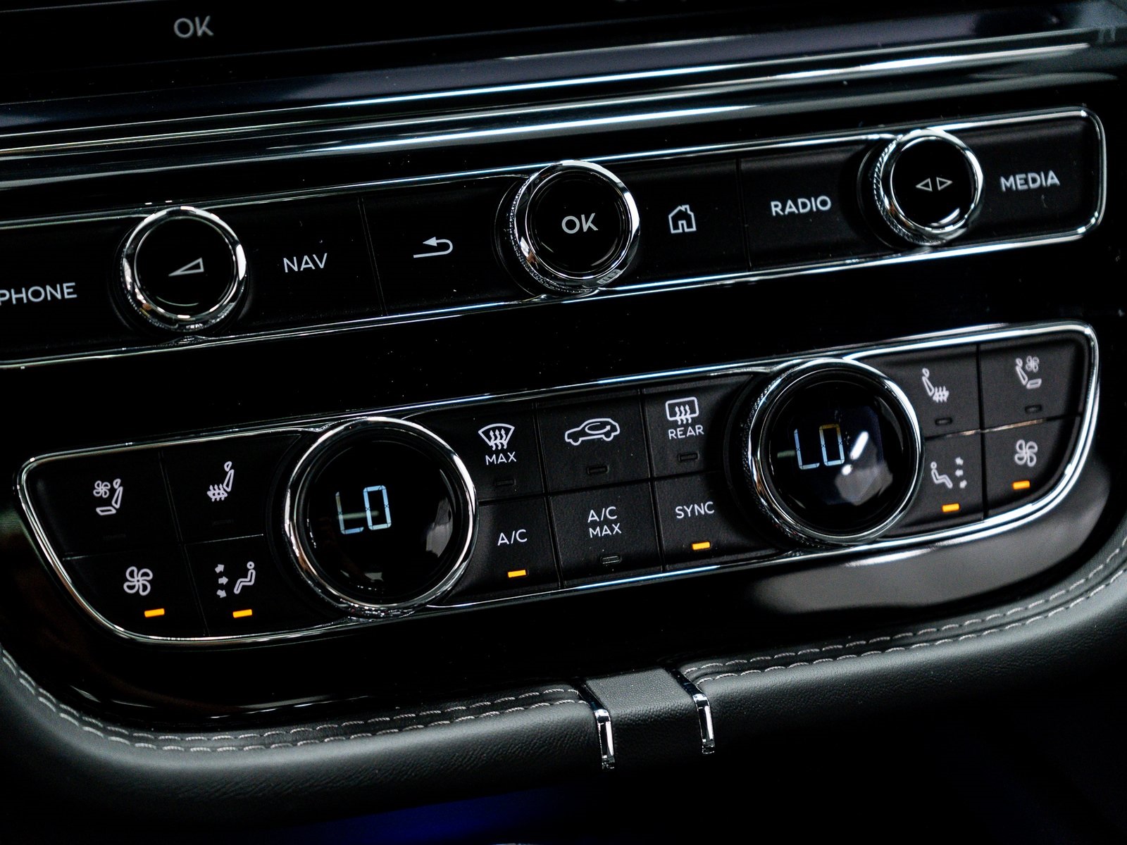 2025 Bentley Bentayga EWB Azure V8 photo 31