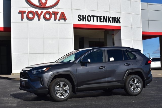 2025 Toyota RAV4 XLE's photo
