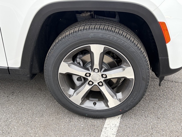 new 2026 Jeep Grand Cherokee car, priced at $39,270