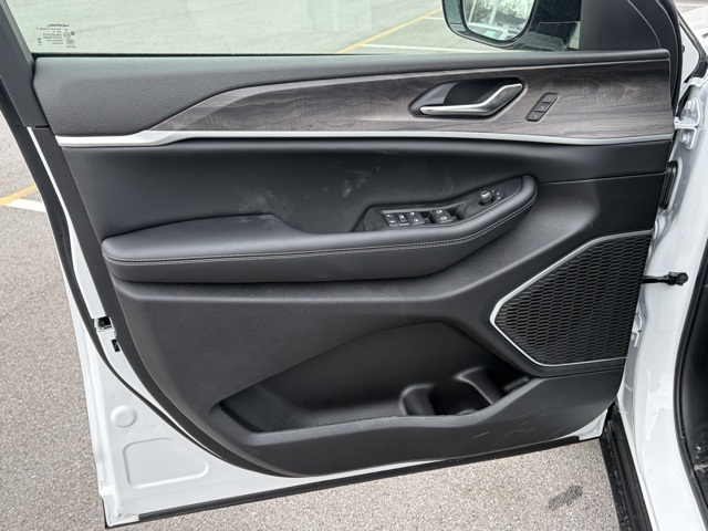 new 2026 Jeep Grand Cherokee car, priced at $39,270