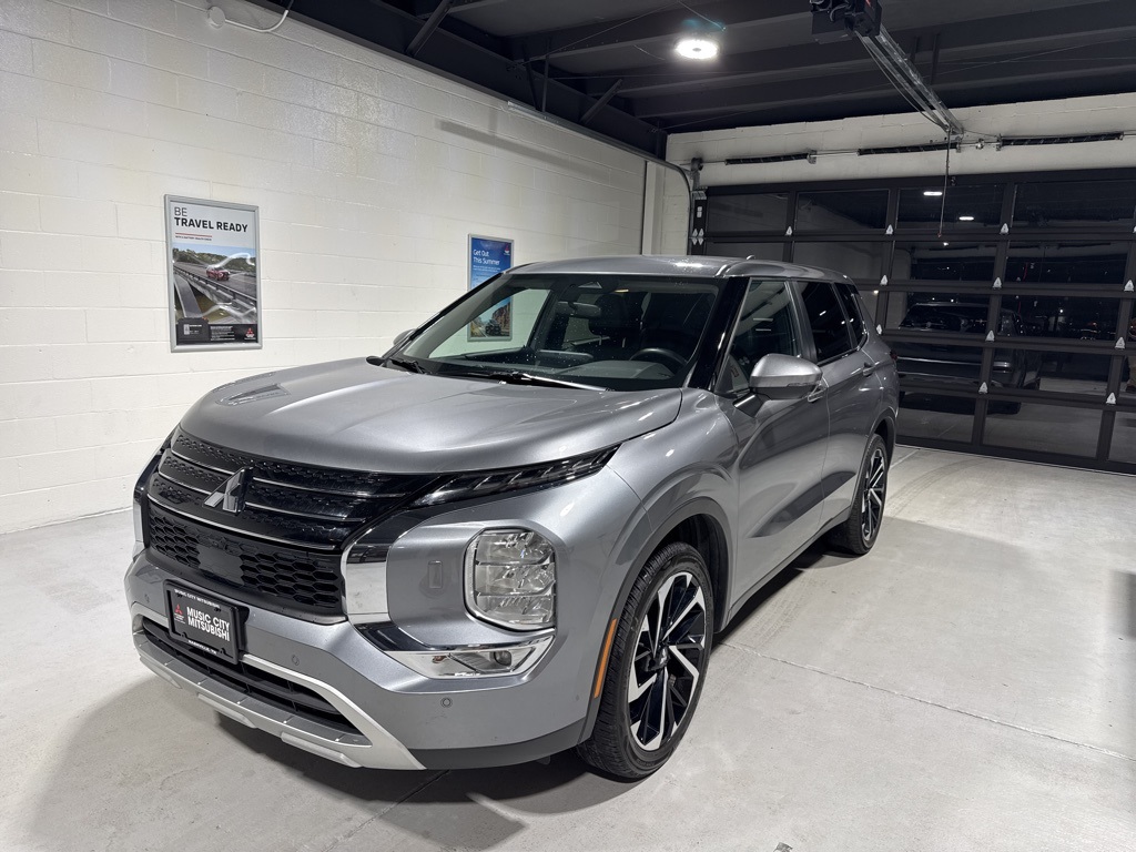 2024 Mitsubishi Outlander SE's photo